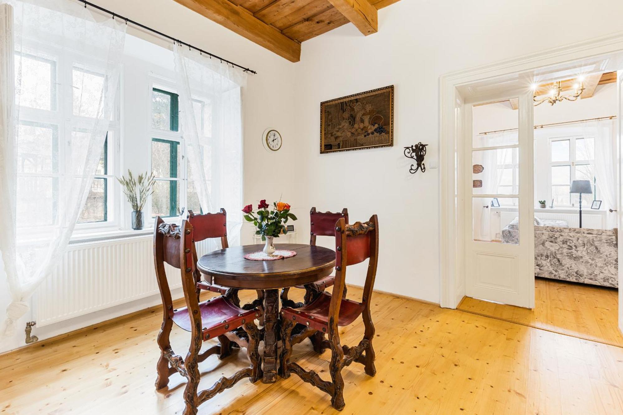 Sovi Dom- Historicke Apartmany Z 19 Storocia, 4Km Od Banskej Stiavnice Svaty Anton Exterior photo